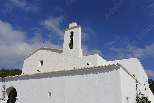 Die Kirche Sant Mateu d’Albarca auf Ibiza photo