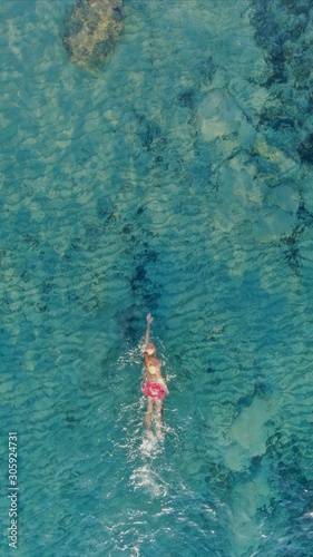 hombre nadando en el mar de una playa de Mallorca concepto de vacaciones y verano © Enrique