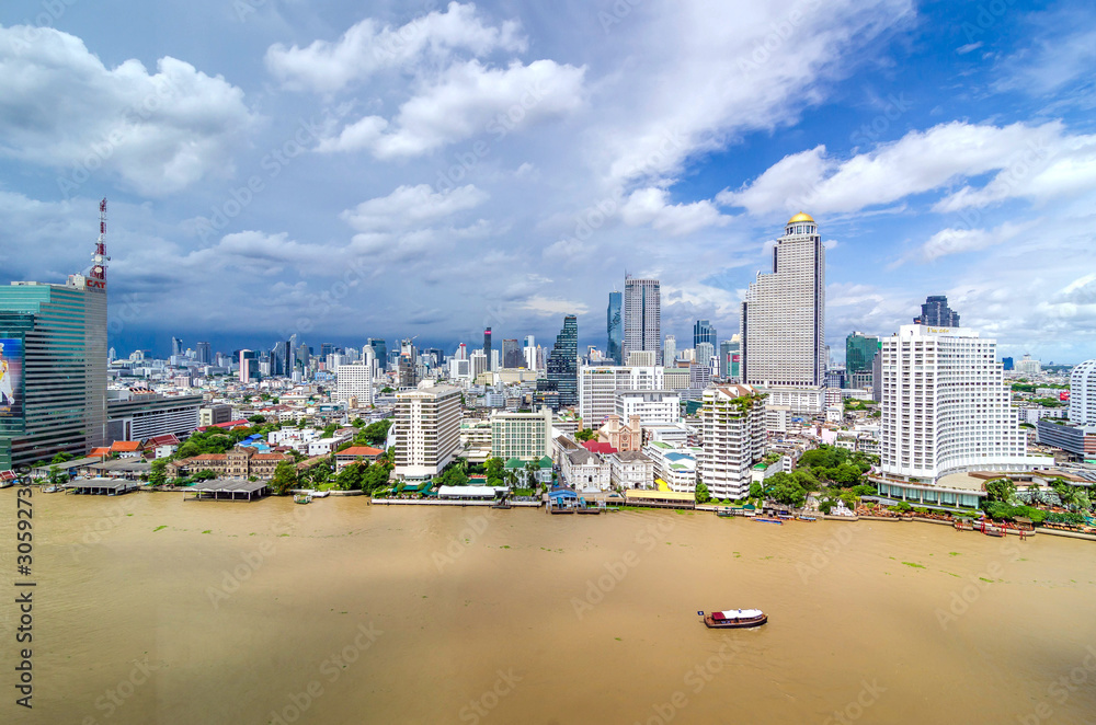 Obraz premium The Chao Phraya River in Bangkok, Thailand