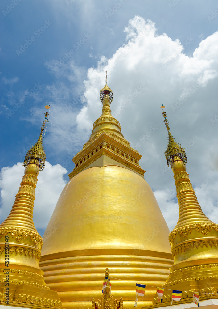 Fototapeta premium Golden Pagoda in thailand.