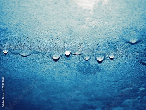 Foto dampness moisture on ceiling with drops of water infiltration