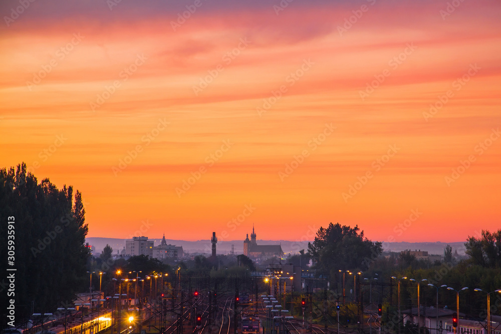 Widok na Stare Miasto w Krakowie po zachodzie słońca, Bazylika Mariacka, Polska