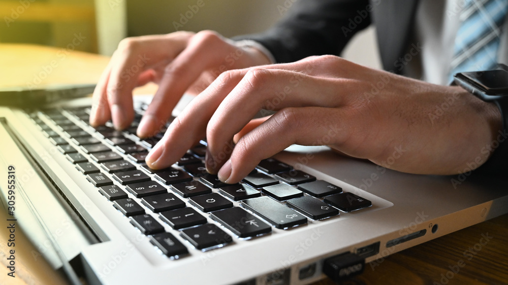Arbeiten am Laptop - Geschäftsmann mit Krawatte ist online und schreibt Nachrichten. Arbeiten am Laptop - Geschäftsmann mit Krawatte ist online und schreibt Nachrichten.
