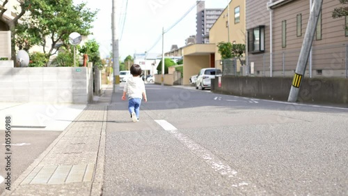 Wallpaper Mural 一人で歩く2歳児 後ろ姿 Torontodigital.ca