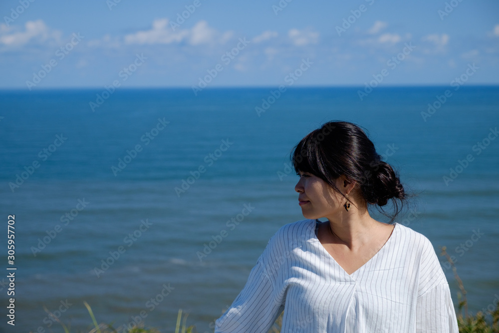 海と女性