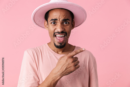 Bild auf Leinwand Photo of annoyed african american man pointing finger aside
