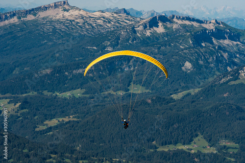 Gleitschirmflieger am Nebelhorn bei Oberstdorf