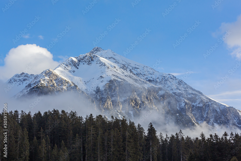 Blick auf das verschneite Lenzerhorn im aufkommenden Nebel – Winter in der Lenzerheide, Schweiz