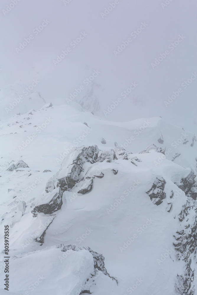 Schneebedeckte Felsen im Schneesturm - Parpaner Rothorn, Graubünden, Schweiz