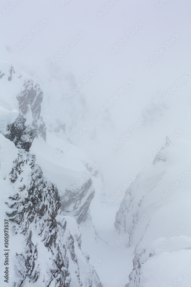 Schneebedeckte Felsen im Schneesturm - Parpaner Rothorn, Graubünden, Schweiz