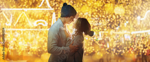 Canvas Print Panorama of christmas market with couple in the snow
