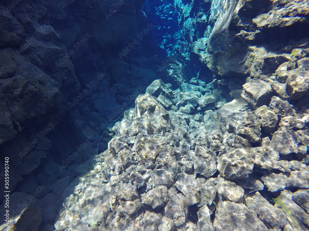Blick in die Tiefe beim Schnorcheln zwischen den Kontinentalplatten in der Silfra Spalte