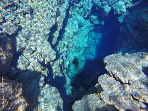 Fototapeta Naklejka Na Ścianę i Meble -  Unterwasser Blick in die Tiefe beim Tauchen mit klaren Wasser