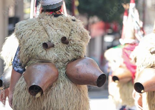 Hombre vestido de personaje tradicional de la cultura vasca