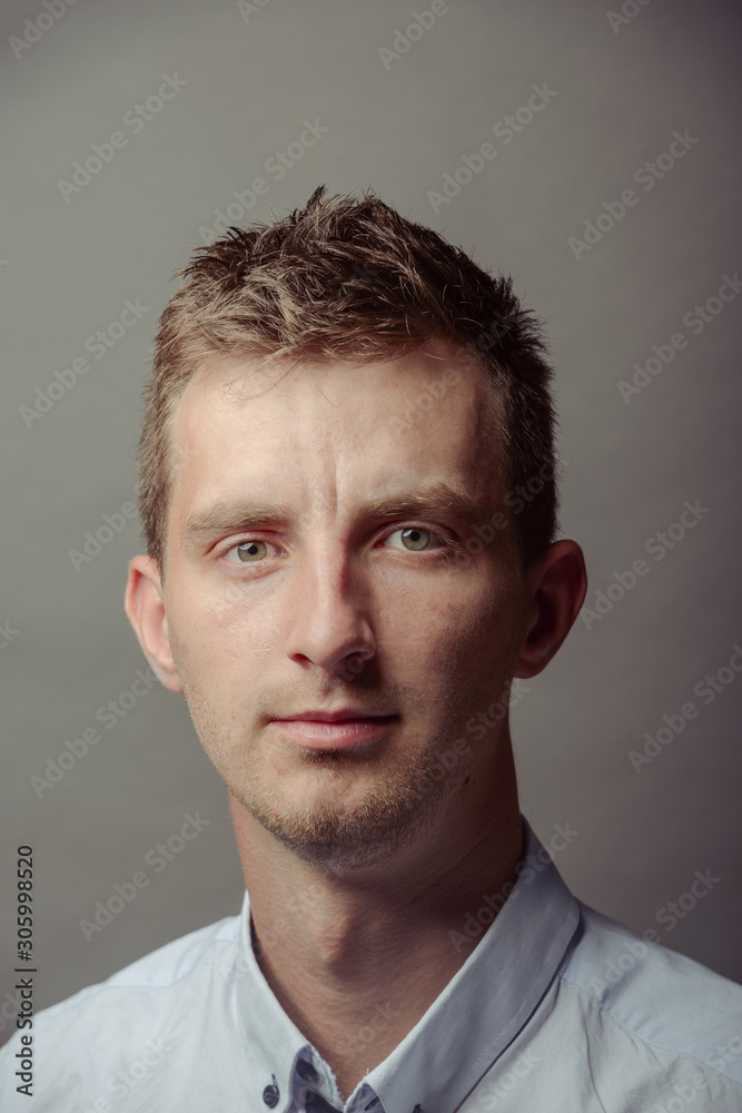 Obraz premium Portrait of a smart serious young man