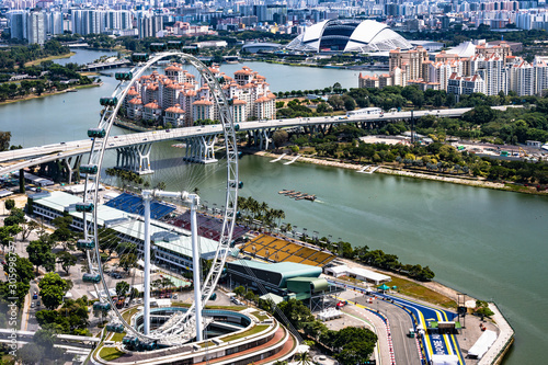 Blick vom Marina Bay Sands Hotel auf den Singapur Flyer und die Formel Eins Rennstrecke in Singapur