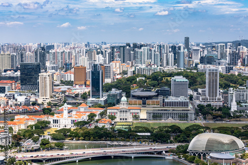 Blick vom Marina Bay Sands Hotel auf Padang und die National Gallerie und  Esplanade - Theatres on the Bay in Singapur