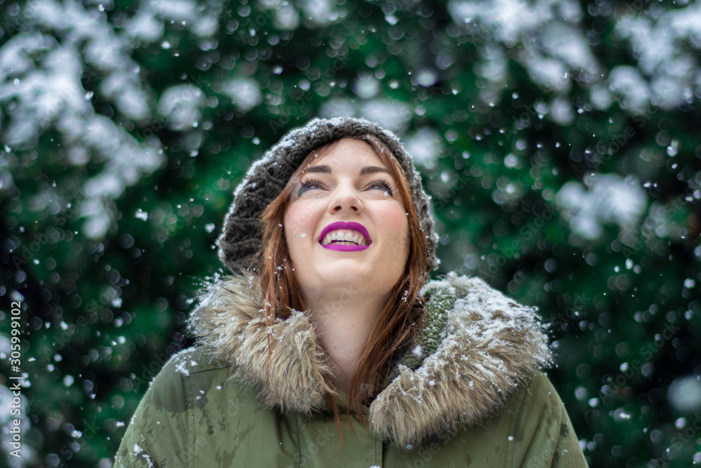 chica joven en primer plano en un fondo verde mientras nieva Stock Photo |  Adobe Stock