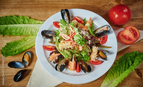 Salad with shrimp and mussels