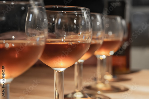 Rangée de verres de vin rosé différents vins tels que vin d'orange vin de vanille et vin de cacao