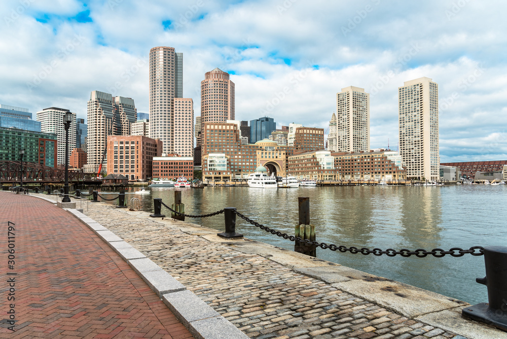 Obraz premium Boston skyline with a cobbled harborside path in foreground on a partly cloudy autumn morning