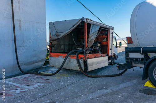 Camion con motor de bombeo independiente para suministrar combustible a buques y ferrys