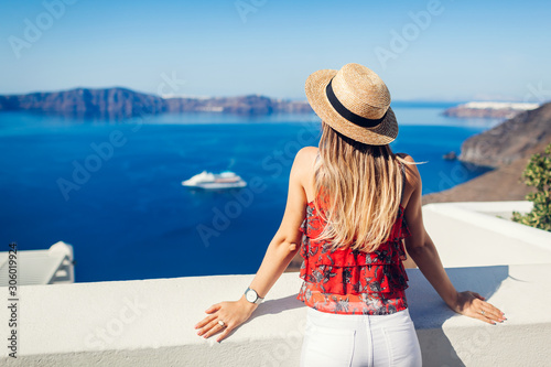 Canvas Print Woman traveler looking at Caldera from Fira or Thera, Santorini island, Greece