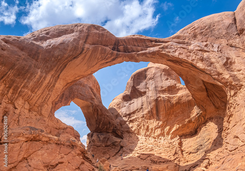 Double arches, Arches National Park, adjacent to the Colorado River, Moab, Utah, USA © Luis