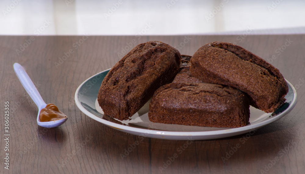 Mini chocolate puddings, filled with dulce de leche. Mini chocolate puddings, filled with dulce de leche.