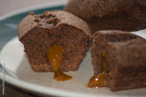 Mini chocolate puddings, filled with dulce de leche.
