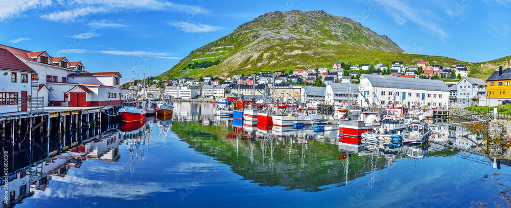 Φωτογραφία Panoramic view of Honningsvag town from the port in Mageroya island