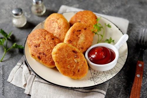 Canvas Print Chicken cutlets with onions and tomato sauce. Homemade food.