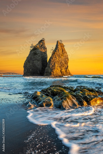 Fototapeta Naklejka Na Ścianę i Meble -  Sunset Washington Coast
