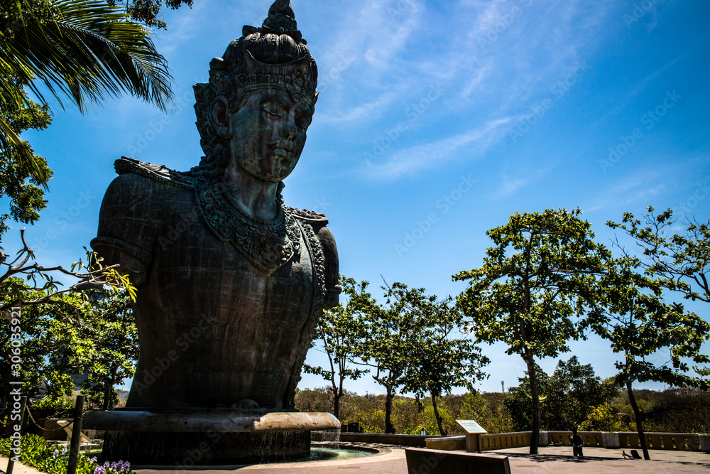 Obraz premium A beautiful view of Garuda Wisnu Kencana Cultural Park in Bali, Indonesia.