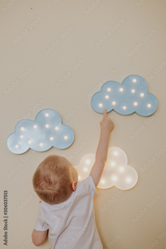Lampka, światełka, pokój dziecięcy, niebo, chmura, zabawa. - obrazy, fototapety, plakaty 