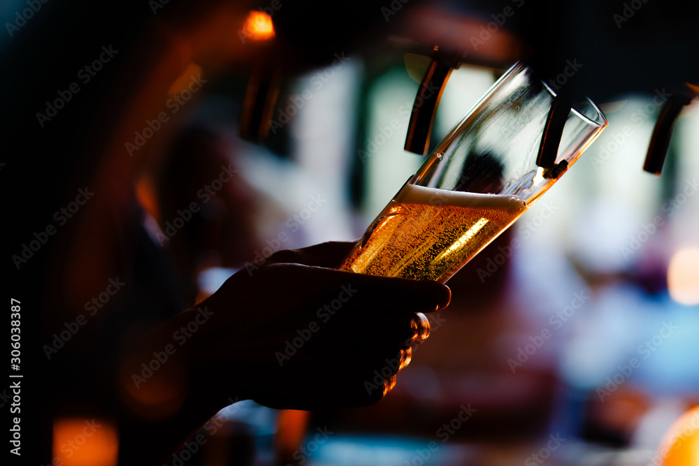 Naklejka premium beer refilling