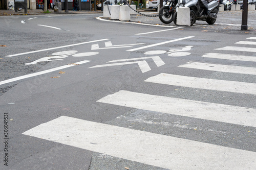 Marquage de zone cyclable sur route avec double flèche chevrons