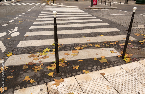 Passage piétons avec protection par plot en acier et lignes pour aveugles photo