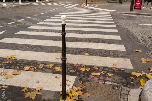 Passage piétons avec protection par plot en acier et lignes pour aveugles photo