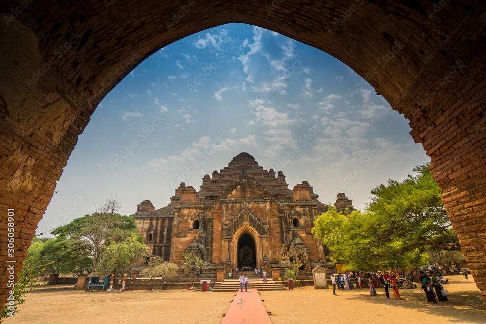 Architectural of stone arched entrance curve in the Dhammayangyi Temple, A Buddhist temple located in Bagan, Myanmar. Largest of all the temples in Bagan, - obrazy, fototapety, plakaty 
