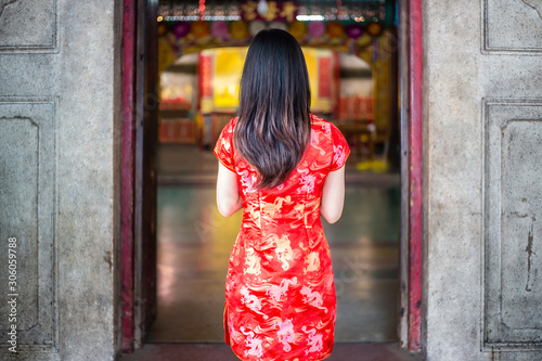 Canvas Print Beautiful Asian Chinese girl dressing traditional red Cheongsam suit pray to the