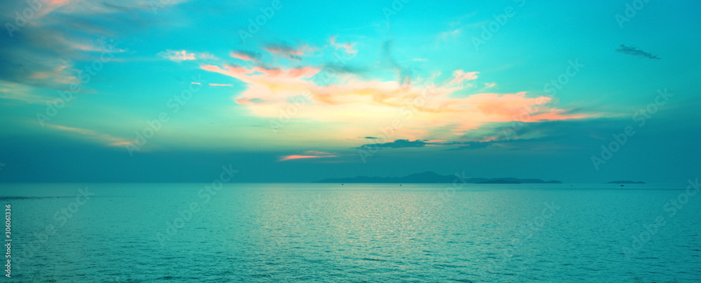 Fototapeta premium Panoramic dramatic tropical sunset on the sea