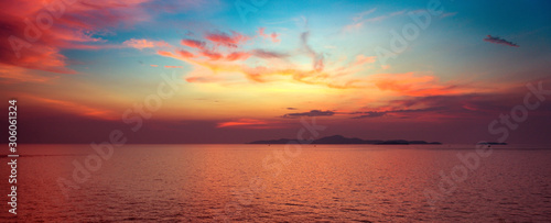 Fototapeta Naklejka Na Ścianę i Meble -  Panoramic dramatic tropical sunset on the sea
