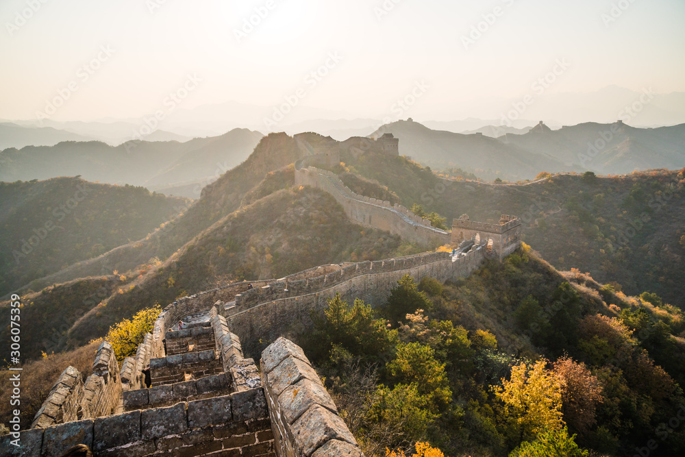 Fototapeta premium Scenic panoramic view of the Great Wall Jinshanling portion close to Beijing, on a sunny day of autumn, in China