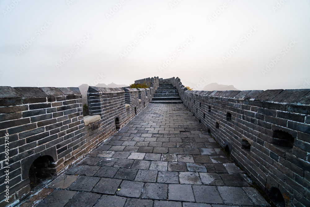 Obraz premium Scenic panoramic view of the Great Wall Jinshanling portion close to Beijing, on a sunny day of autumn, in China