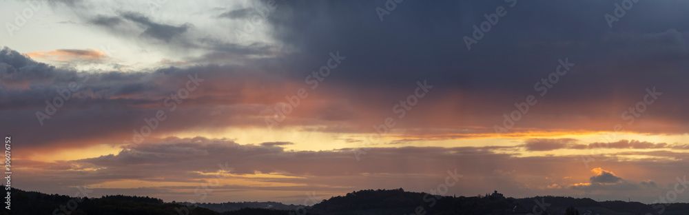 Naklejka premium beautiful sky at sunrise in the south of France