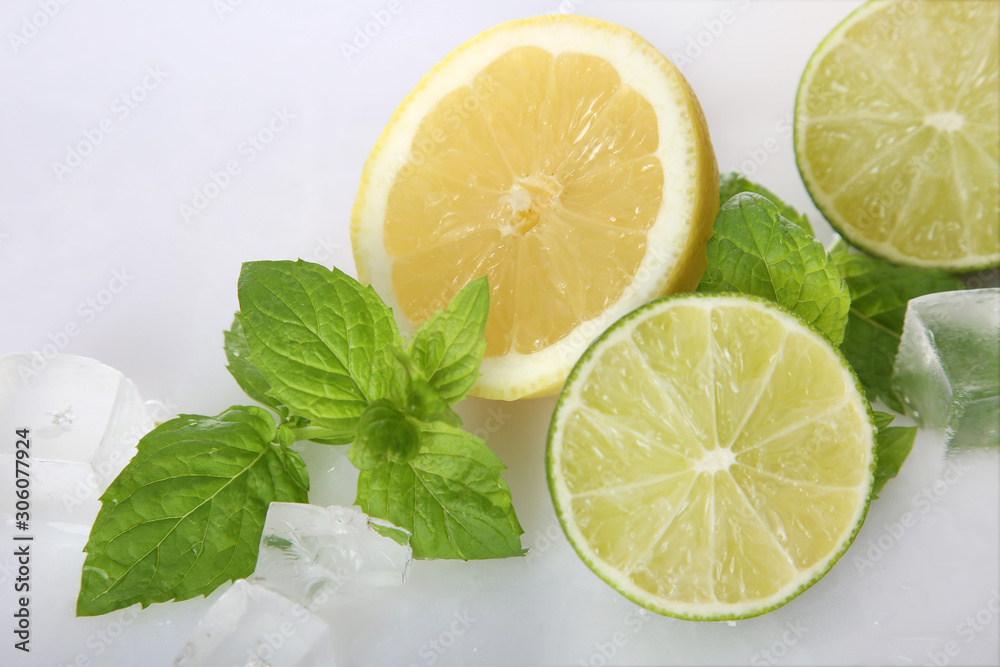 Frische Limetten und Zitronen