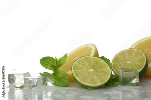 Frische Limetten und Zitronen