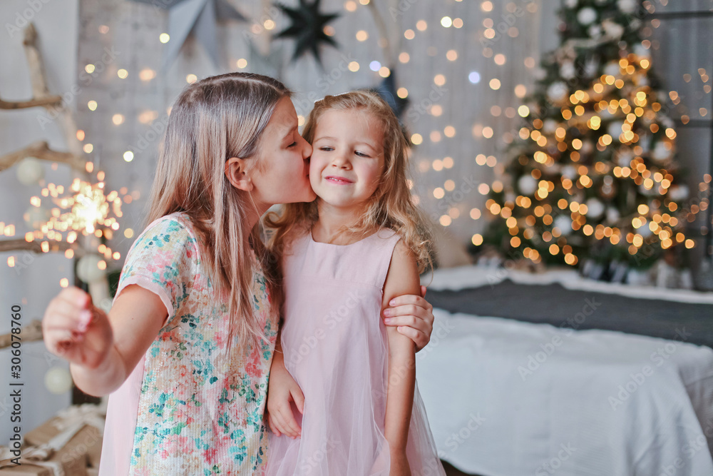 Obraz premium girls admire the sparklers at the celebration