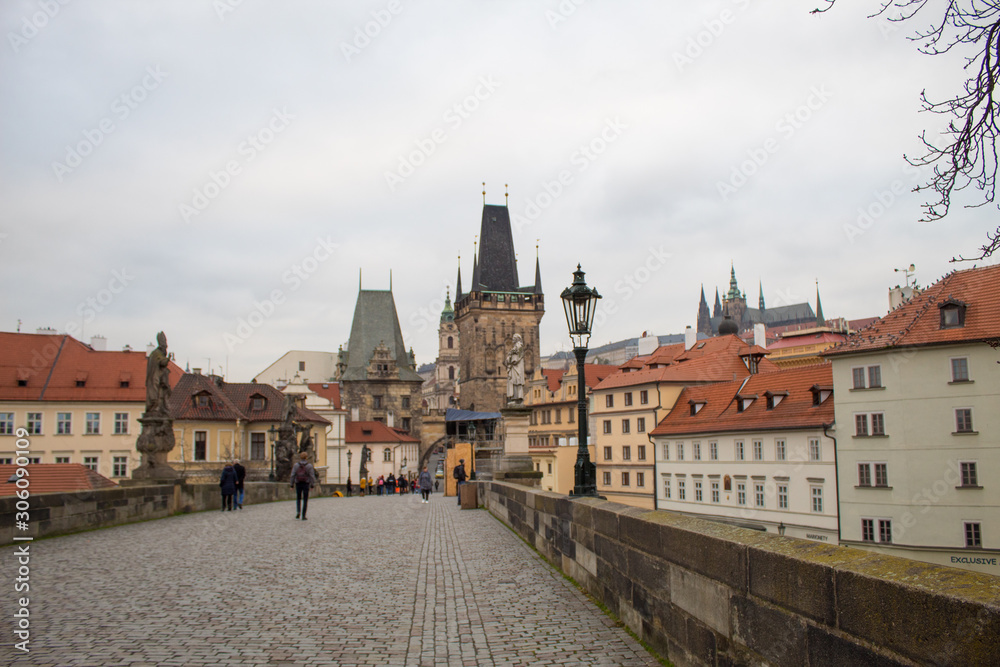 Obraz premium The oldest bridge in Prague Charles Bridge at dawn on the eve of the Christmas holidays with virtually no tourists.